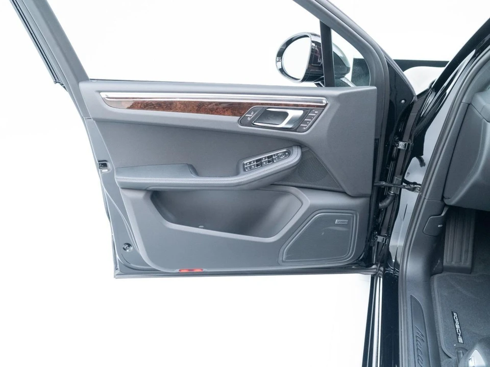 2026 Porsche Macan - Image 20 of 31