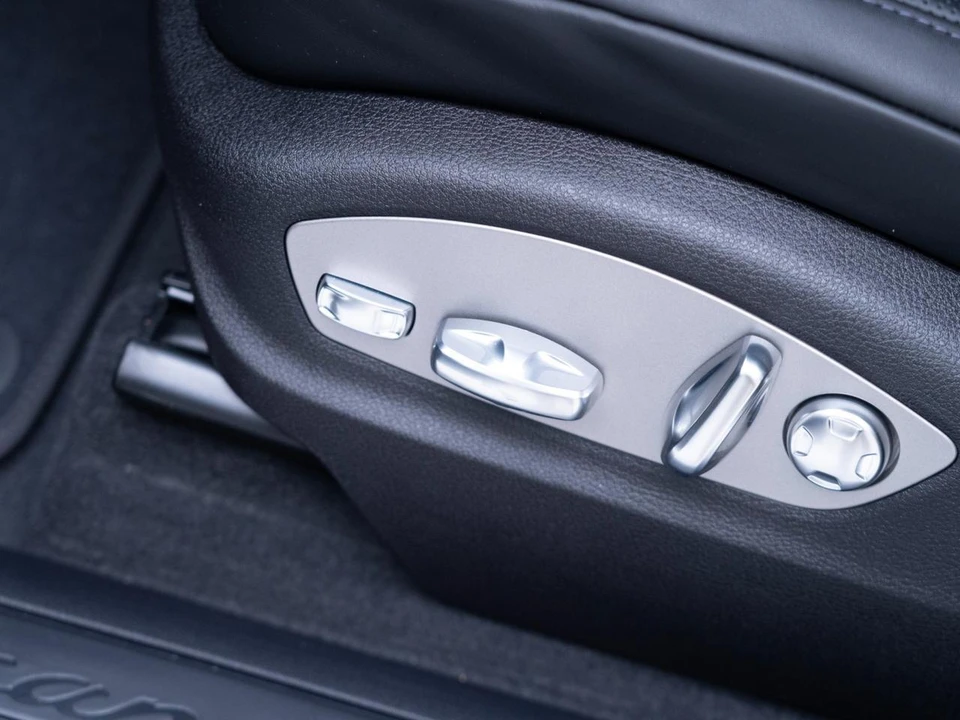2026 Porsche Macan - Image 15 of 31