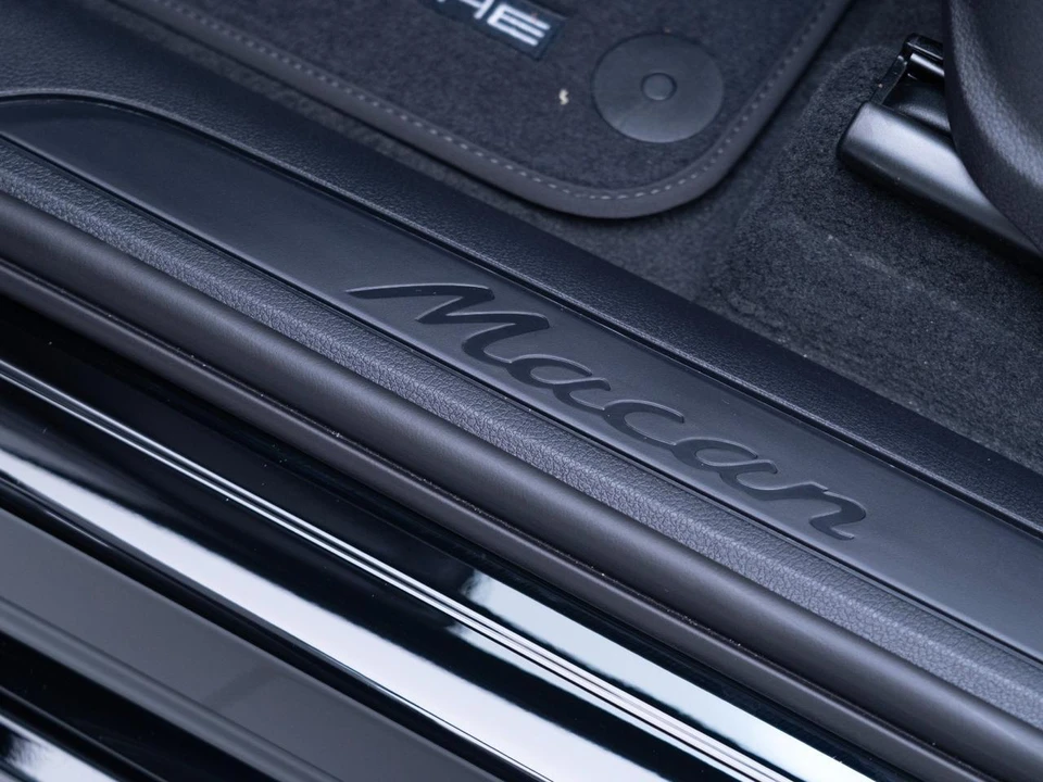 2026 Porsche Macan - Image 14 of 31