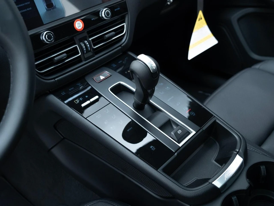 2026 Porsche Macan - Image 26 of 31