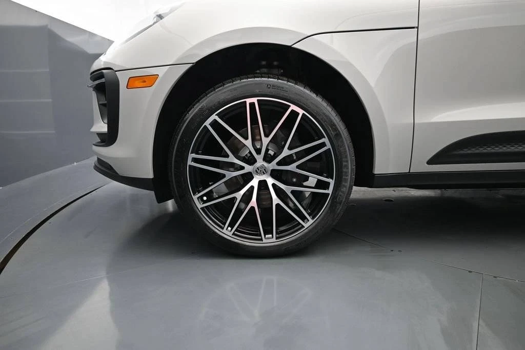 2026 Porsche Macan Electric - Image 4 of 5