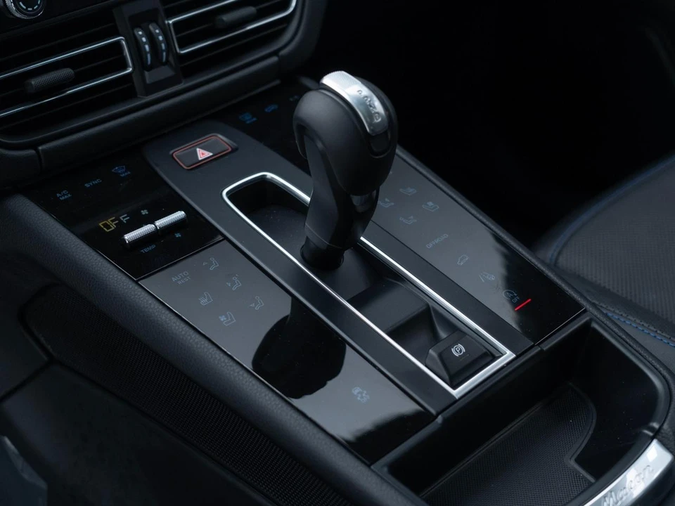 2026 Porsche Macan - Image 23 of 28