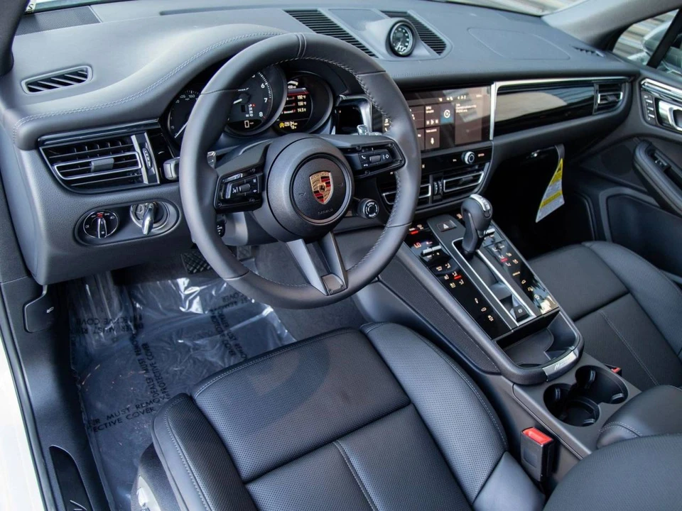 2026 Porsche Macan Electric - Image 4 of 5