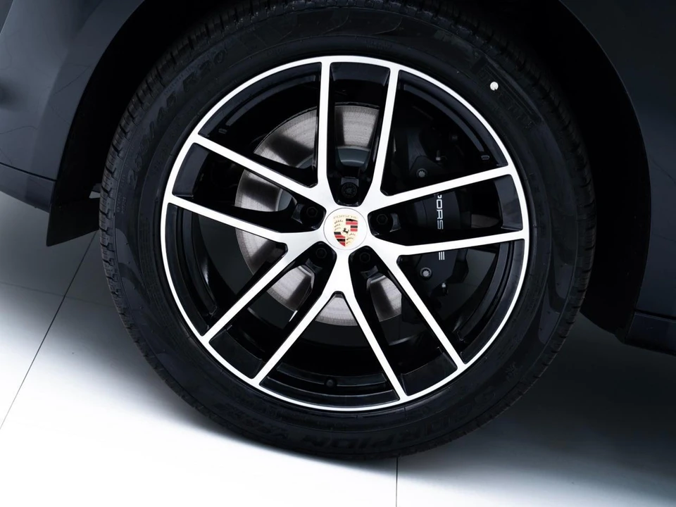 2026 Porsche Macan Electric - Image 12 of 28