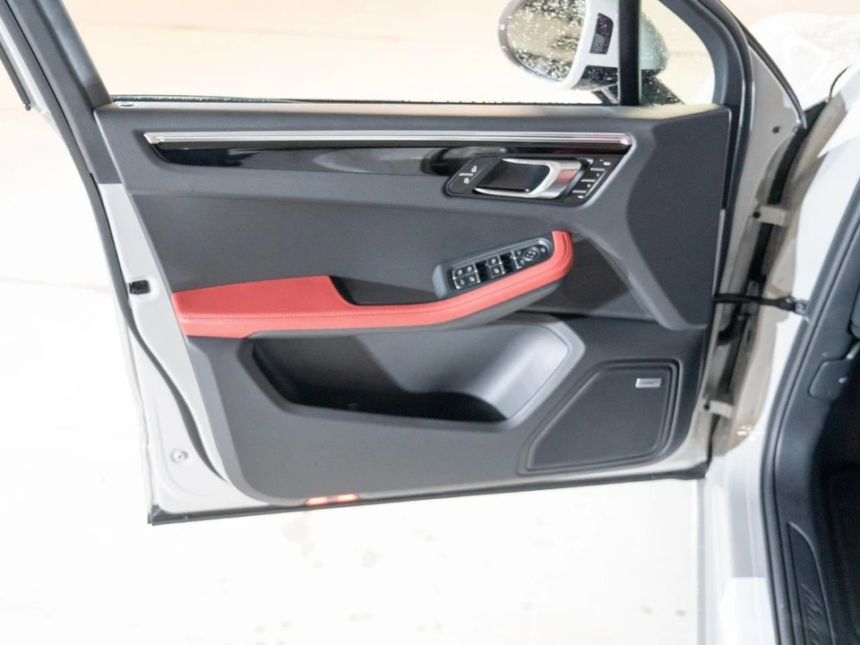 2026 Porsche Macan Electric - Image 17 of 28