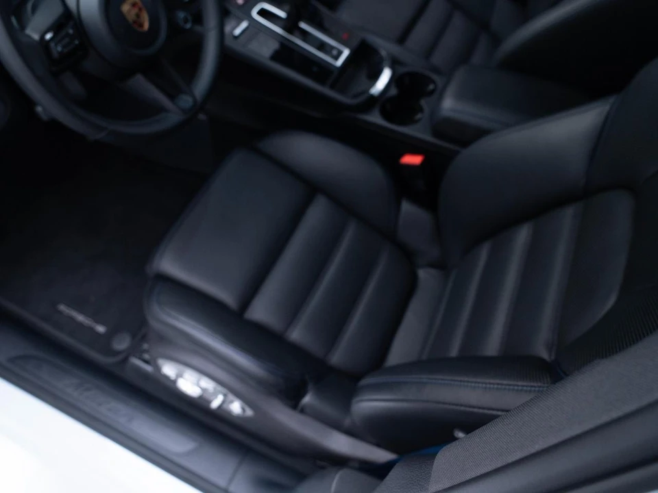 2026 Porsche Macan - Image 18 of 31
