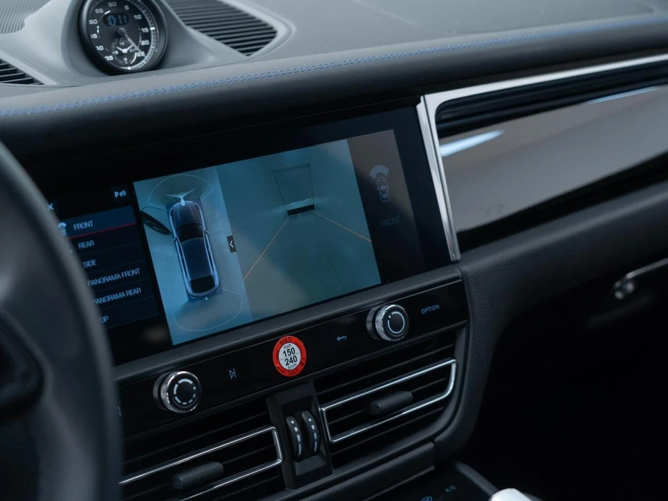 2026 Porsche Macan - Image 27 of 31