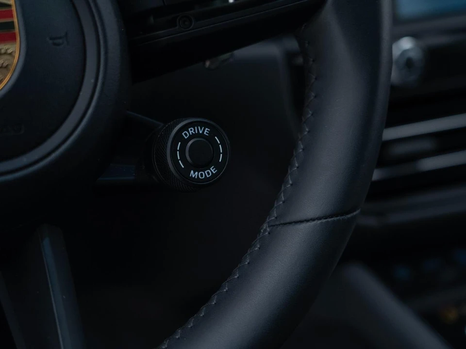 2026 Porsche Macan - Image 29 of 31