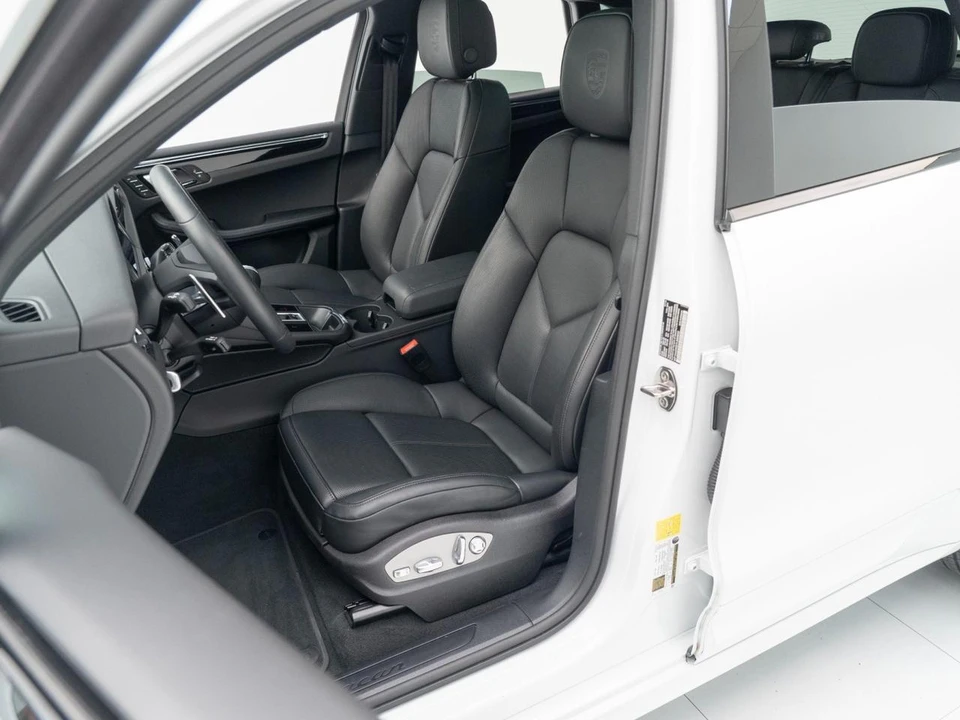 2026 Porsche Macan Electric - Image 6 of 31