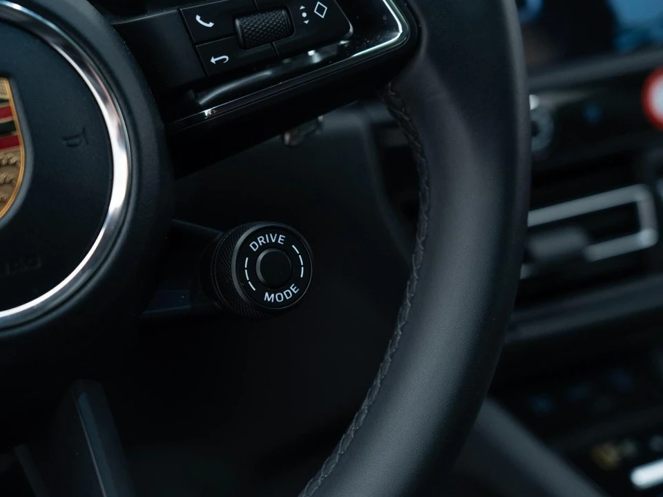 2026 Porsche Macan - Image 28 of 31