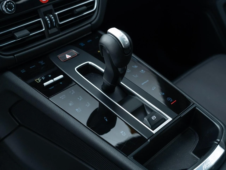 2026 Porsche Macan - Image 27 of 31