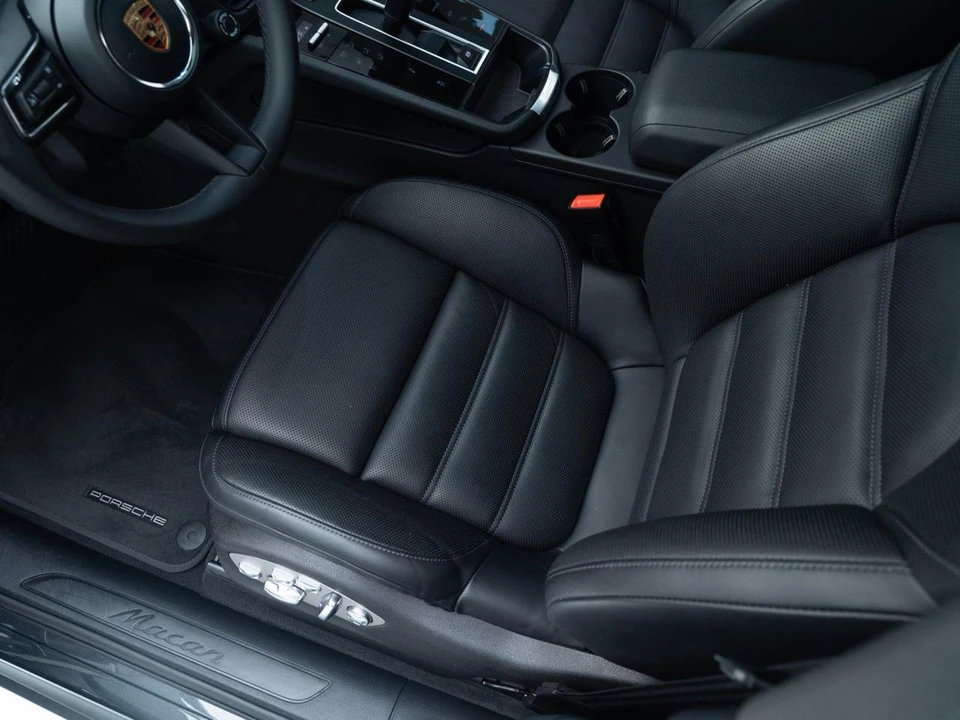 2026 Porsche Macan - Image 17 of 31