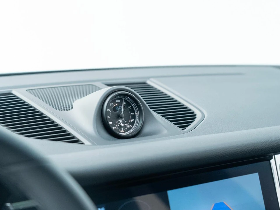 2026 Porsche Macan - Image 25 of 31