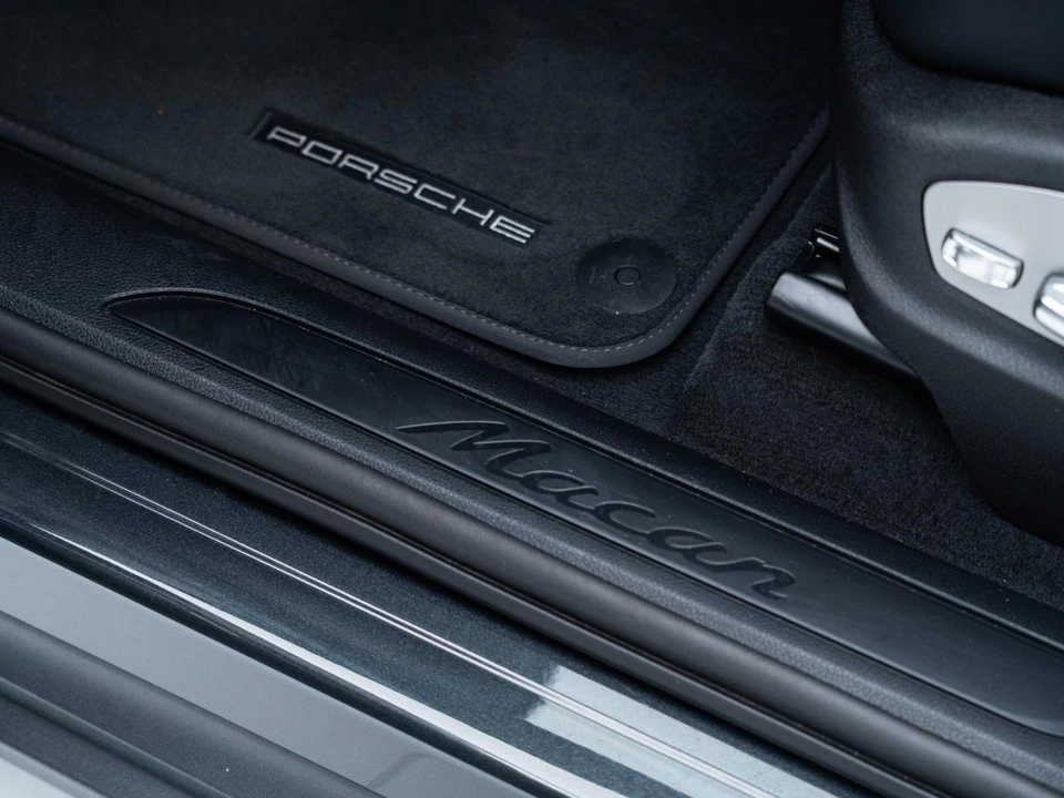 2026 Porsche Macan - Image 15 of 31