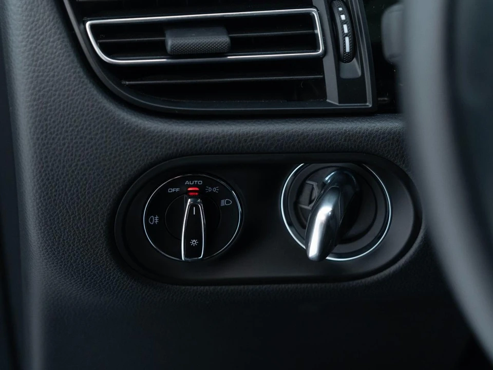 2026 Porsche Macan - Image 29 of 31