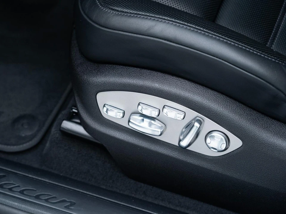 2026 Porsche Macan - Image 16 of 31