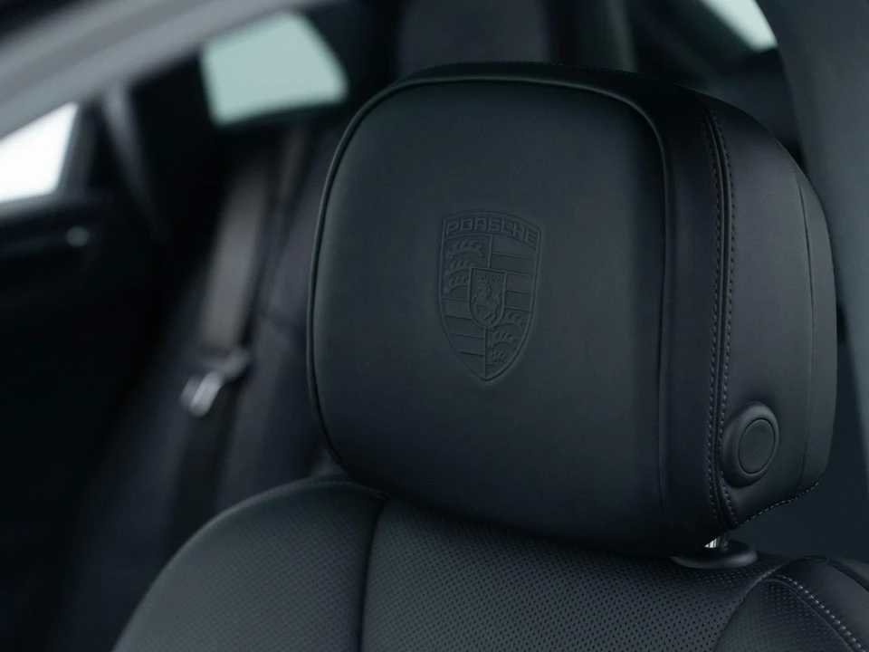 2026 Porsche Macan - Image 19 of 31