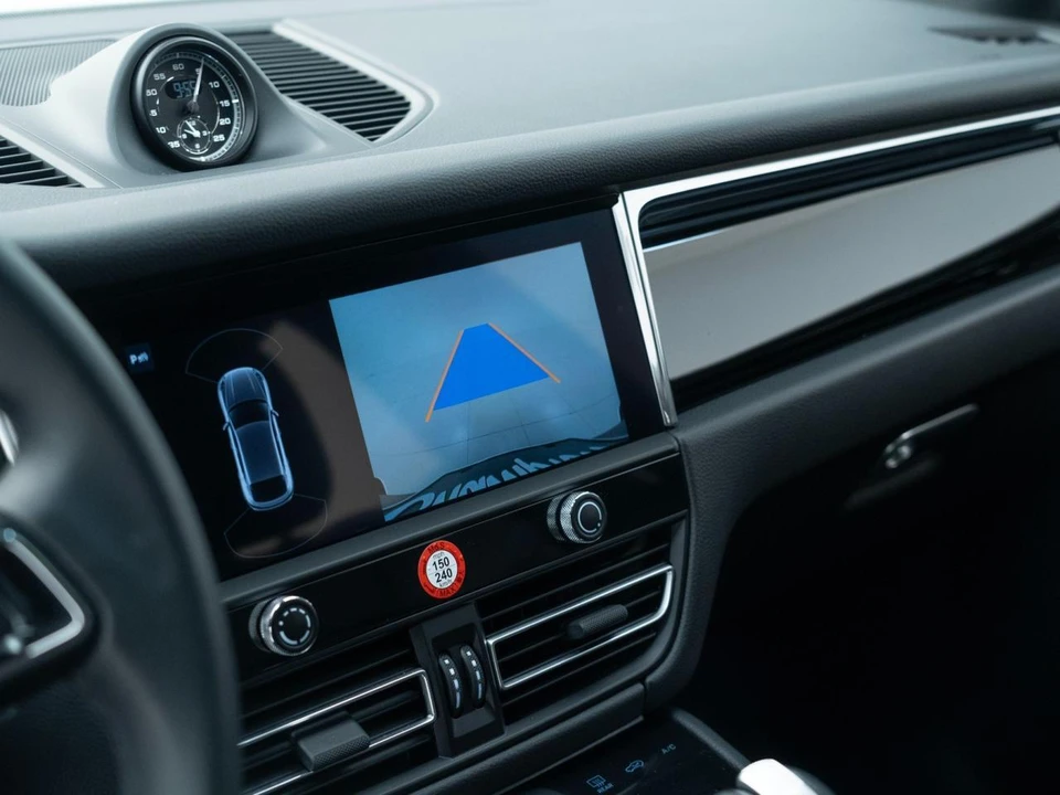 2026 Porsche Macan - Image 26 of 31