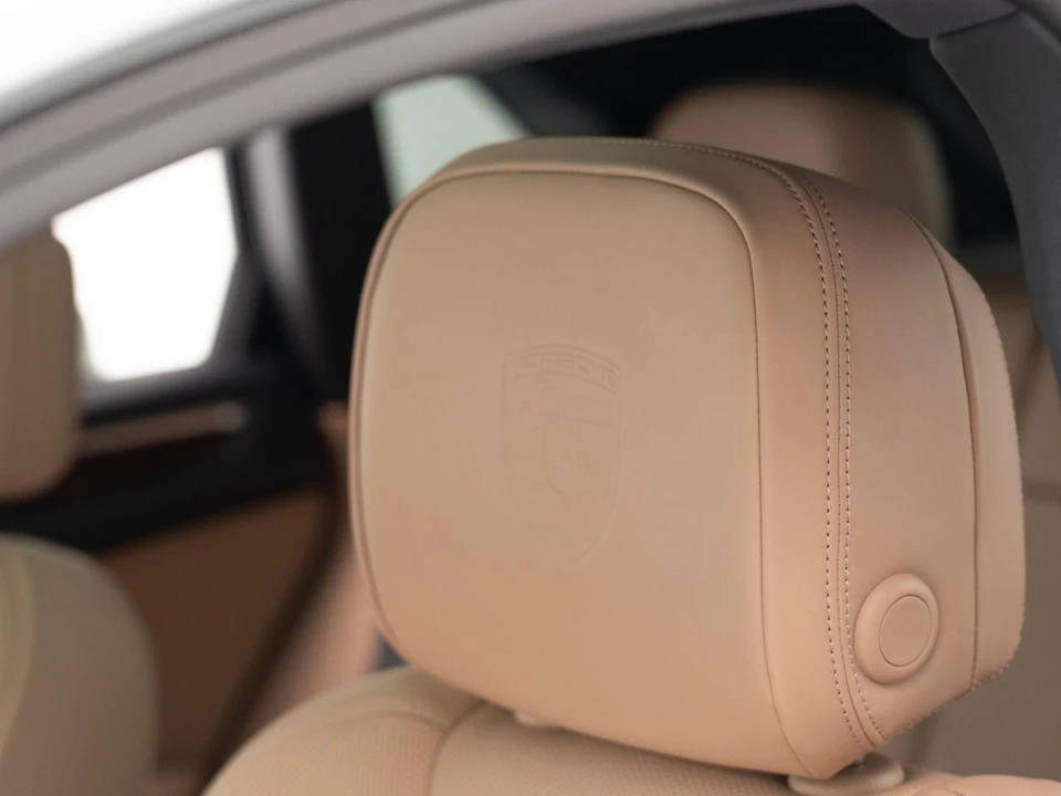 2026 Porsche Macan - Image 17 of 30