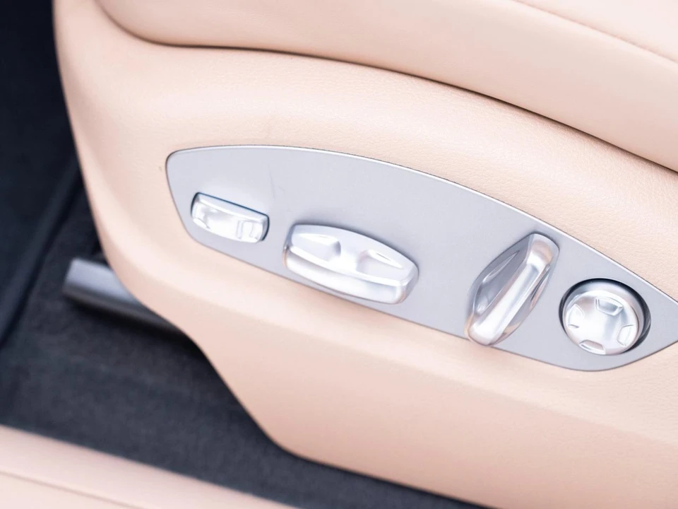 2026 Porsche Macan - Image 16 of 30