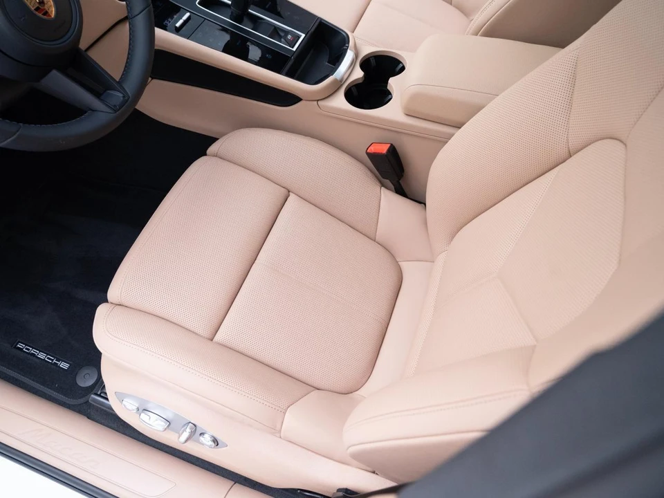2026 Porsche Macan - Image 26 of 30