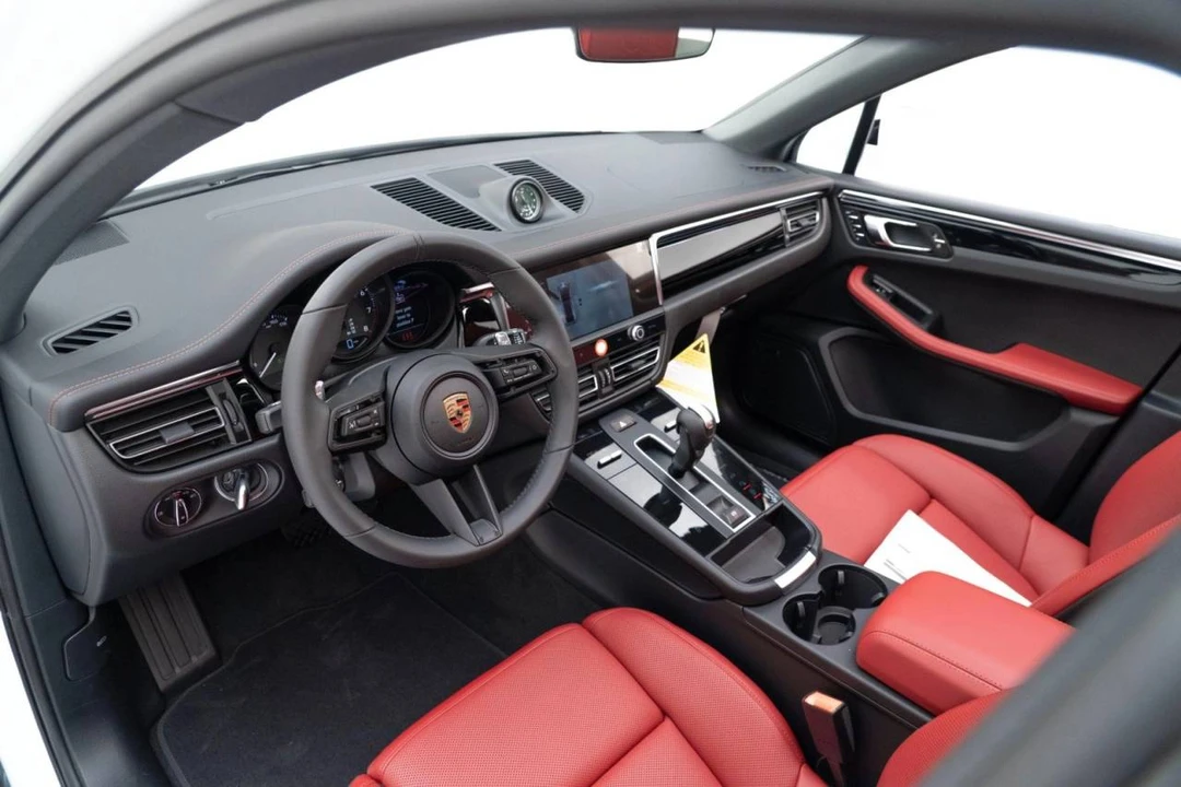 2026 Porsche Macan Electric - Image 4 of 5
