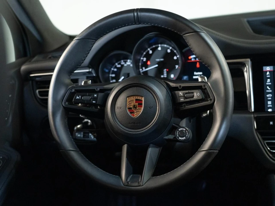 2026 Porsche Macan - Image 29 of 31