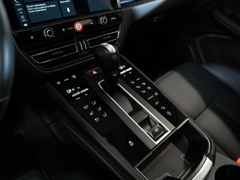 2026 Porsche Macan - Image 24 of 31
