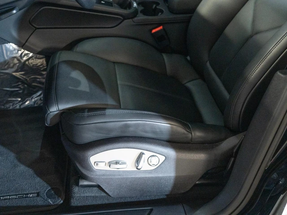 2026 Porsche Macan - Image 15 of 31