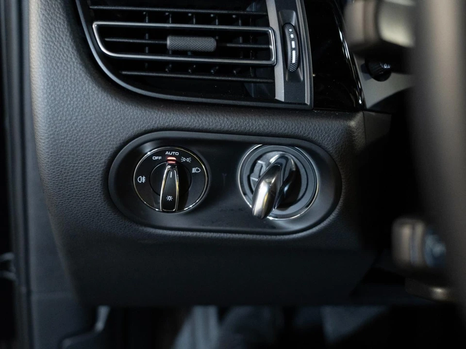 2026 Porsche Macan - Image 27 of 31