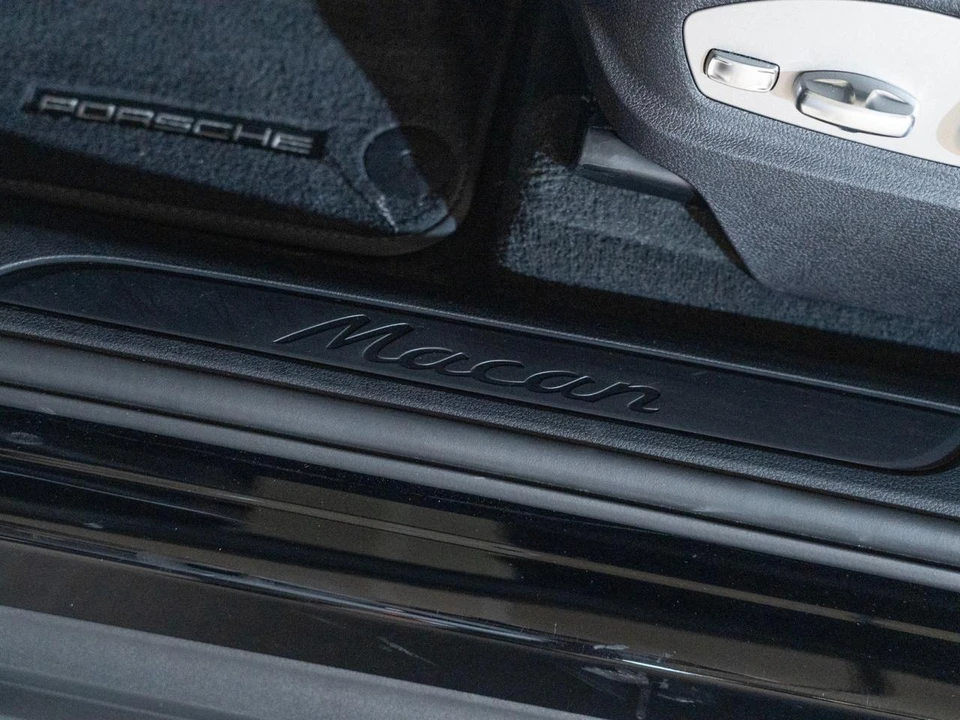 2026 Porsche Macan - Image 13 of 31