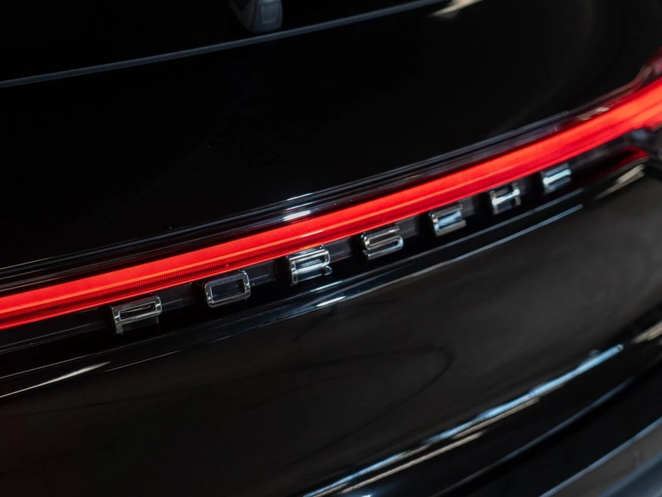 2026 Porsche Macan - Image 18 of 31