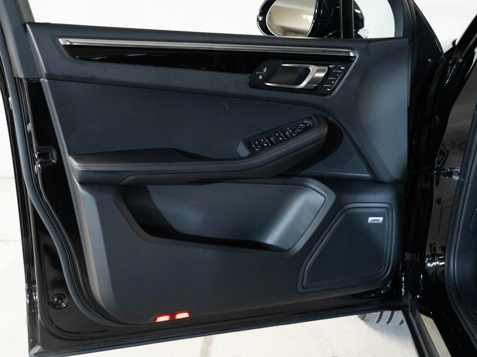 2026 Porsche Macan - Image 19 of 31