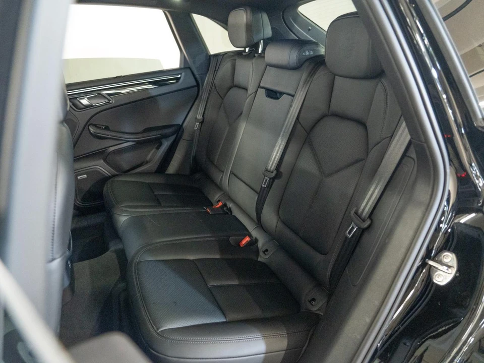 2026 Porsche Macan - Image 17 of 31
