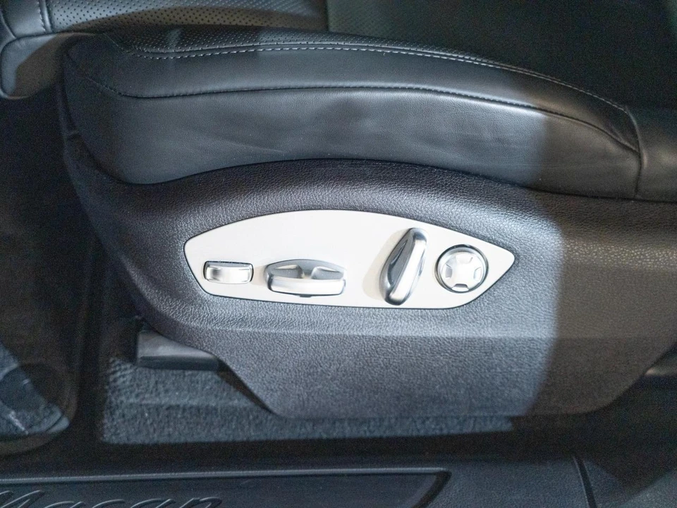 2026 Porsche Macan - Image 14 of 31