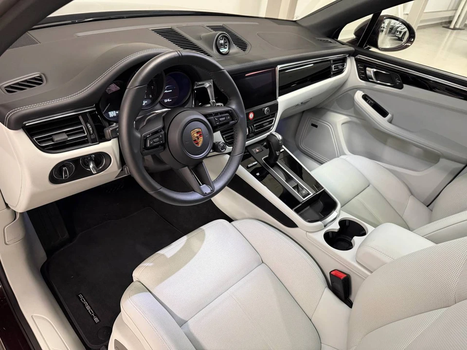 2026 Porsche Macan Electric - Image 4 of 5