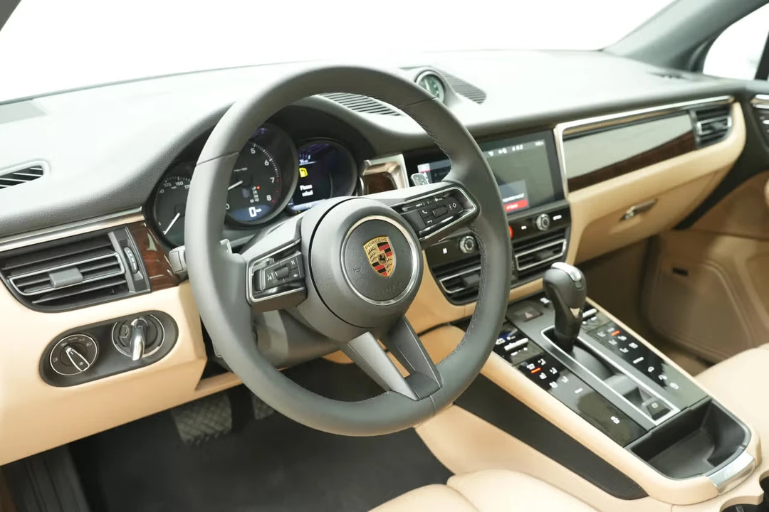 2026 Porsche Macan - Image 28 of 31