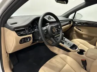 2026 Porsche Macan - Image 29 of 31