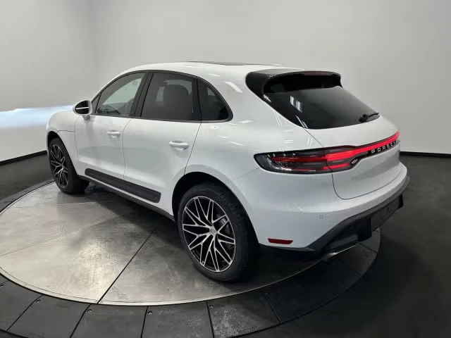 2026 Porsche Macan - Image 18 of 31