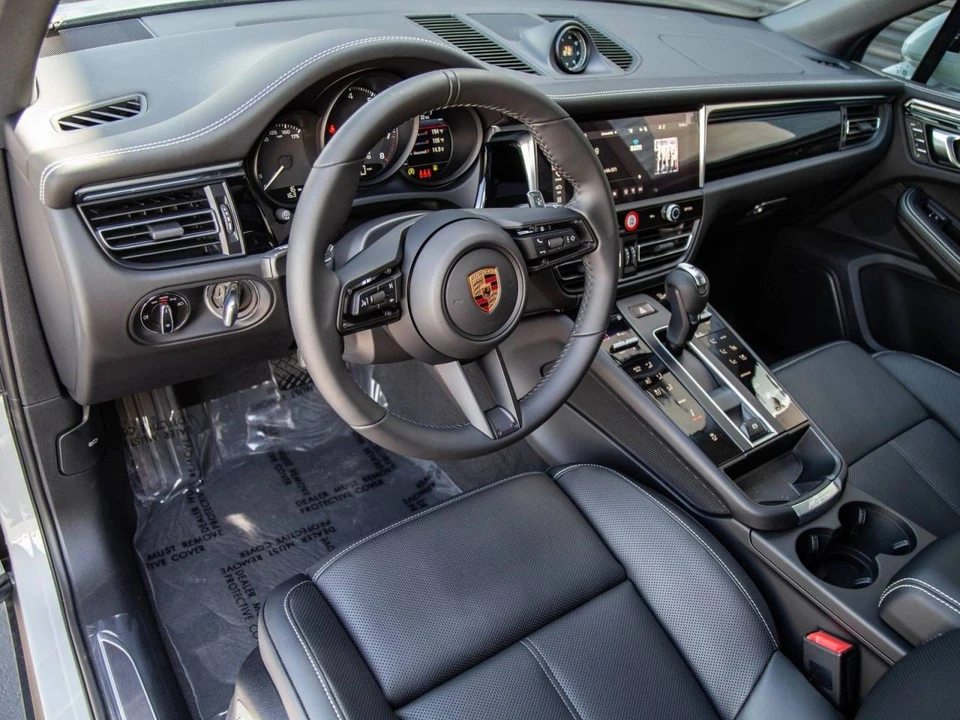 2026 Porsche Macan Electric - Image 4 of 5