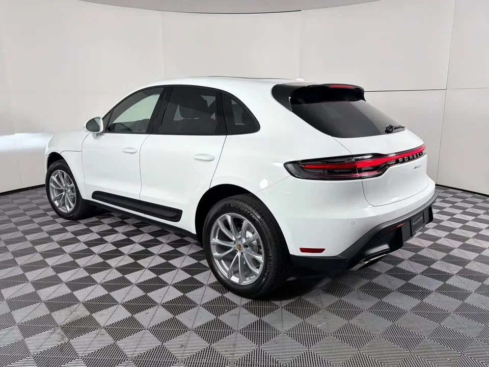 2026 Porsche Macan - Image 20 of 31