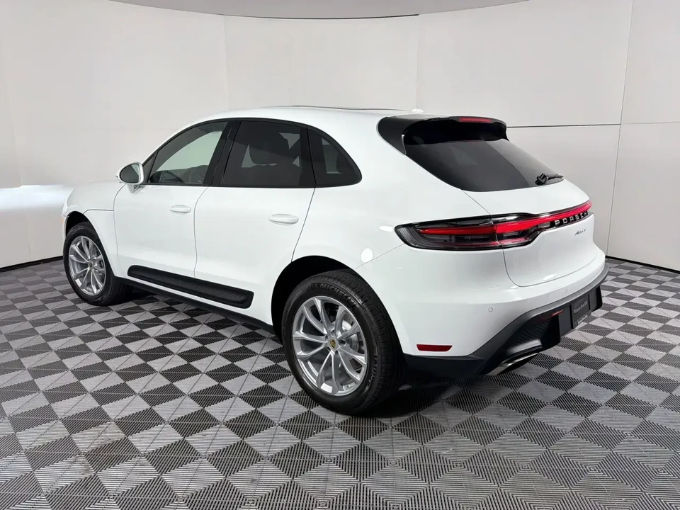 2026 Porsche Macan - Image 24 of 31