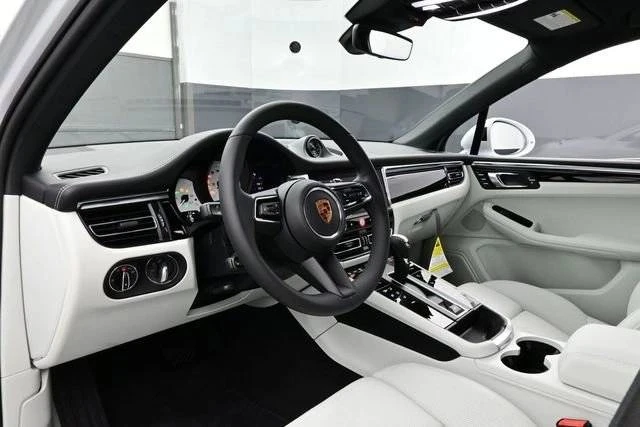 2026 Porsche Macan Electric - Image 4 of 5