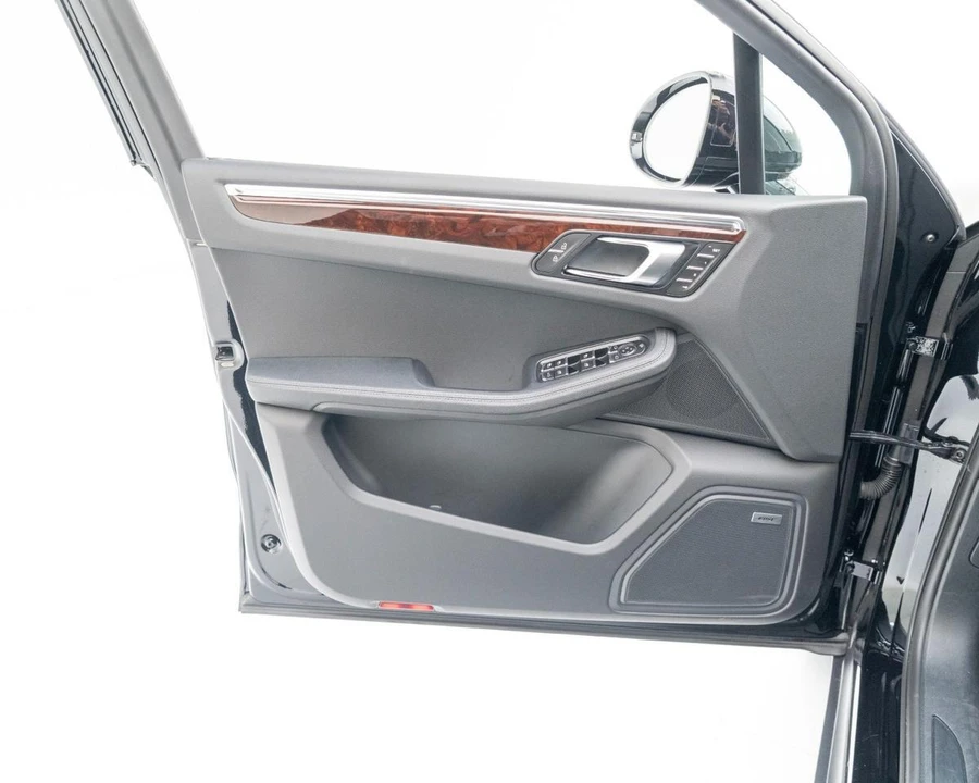 2026 Porsche Macan Electric - Image 18 of 28
