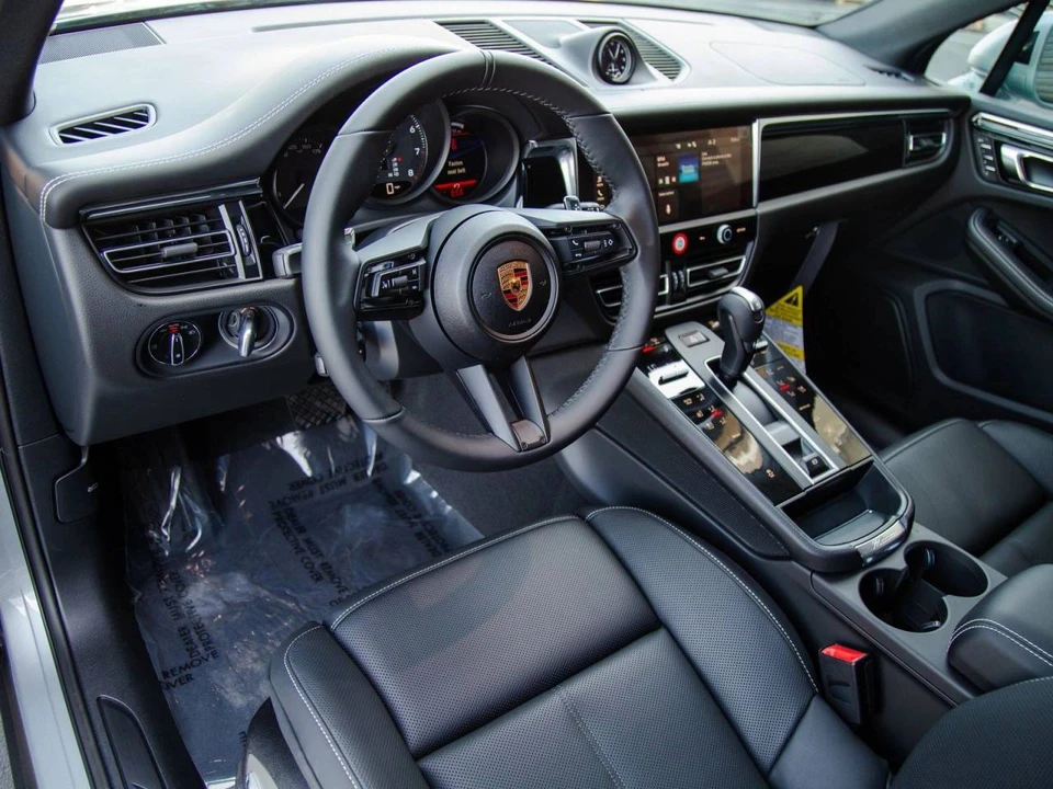 2026 Porsche Macan Electric - Image 4 of 5