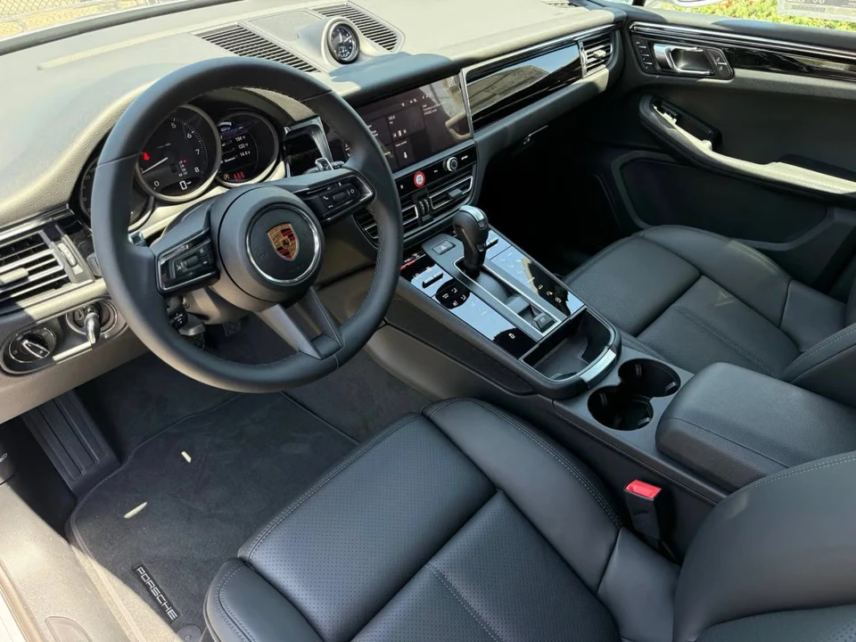2026 Porsche Macan Electric - Image 28 of 31