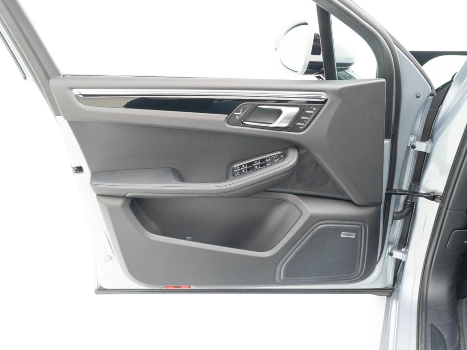 2026 Porsche Macan Electric - Image 19 of 28