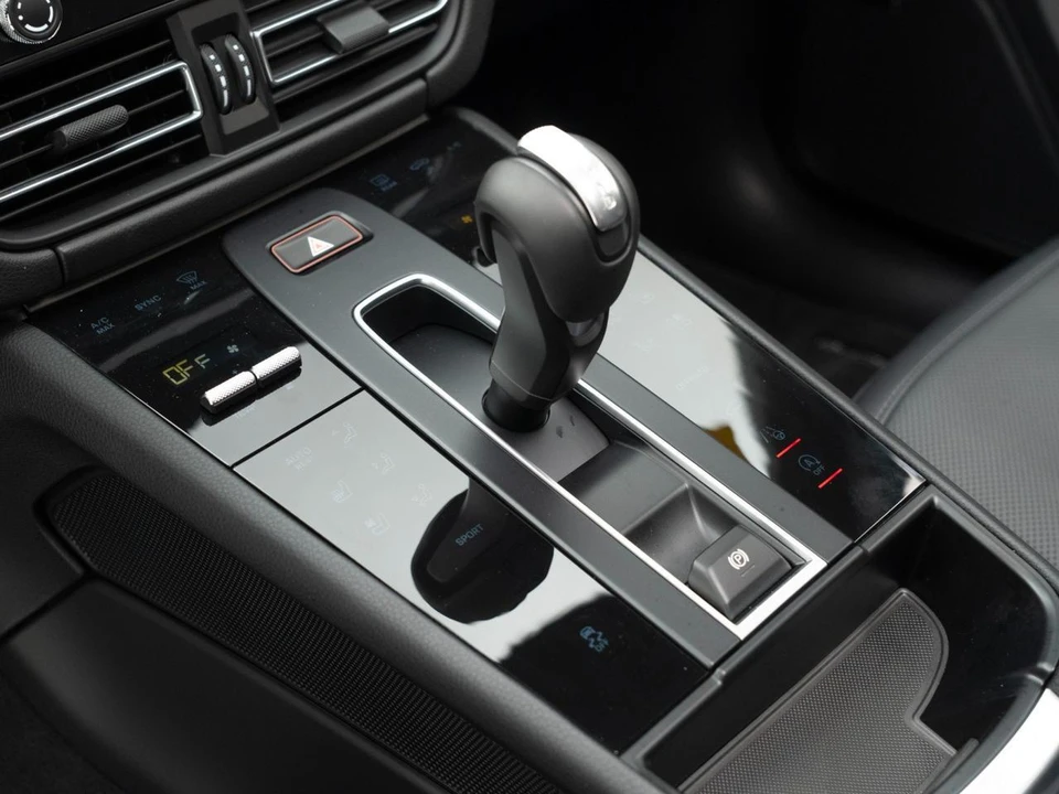 2026 Porsche Macan Electric - Image 24 of 28