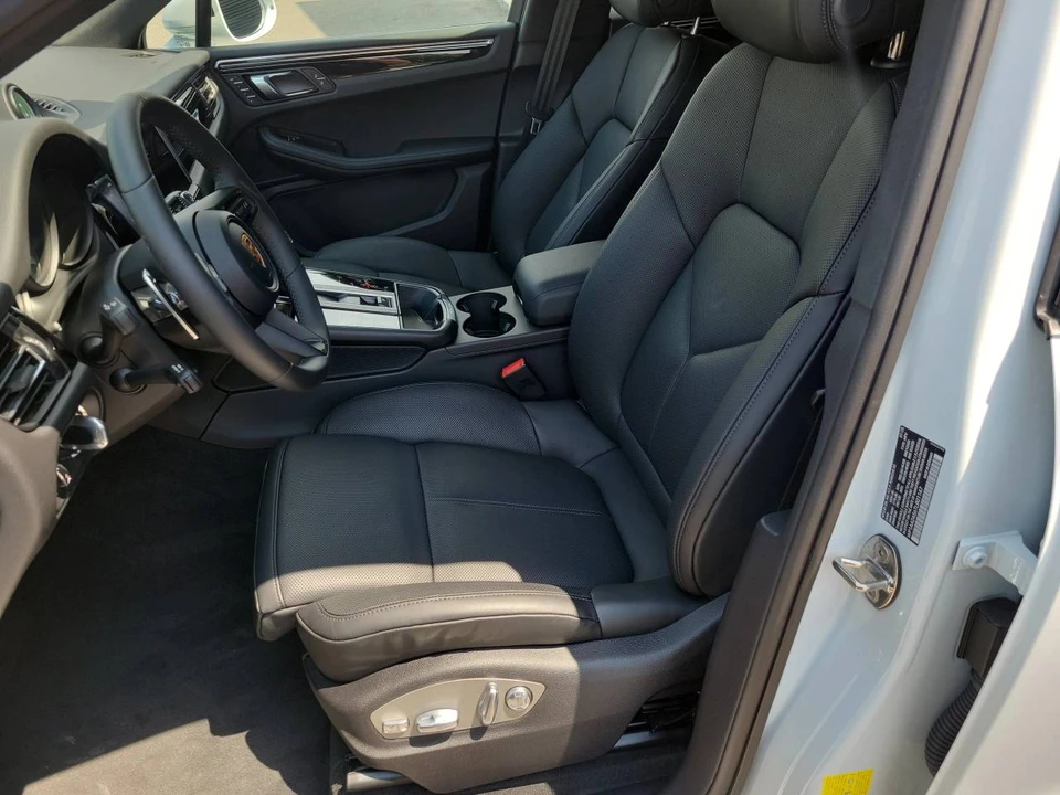 2026 Porsche Macan Electric - Image 4 of 5
