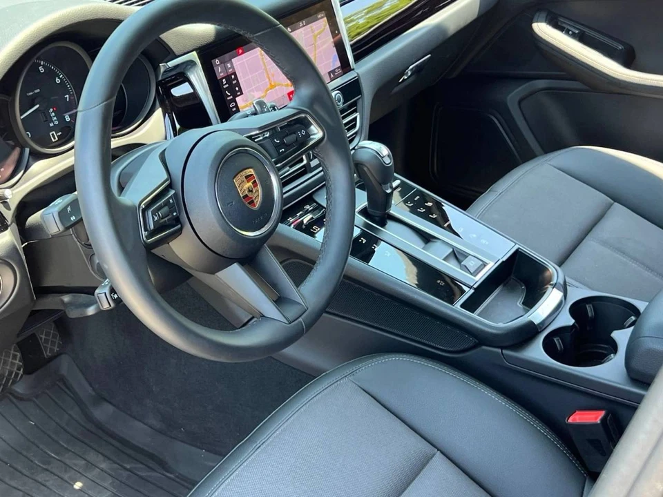 2026 Porsche Macan Electric - Image 4 of 5